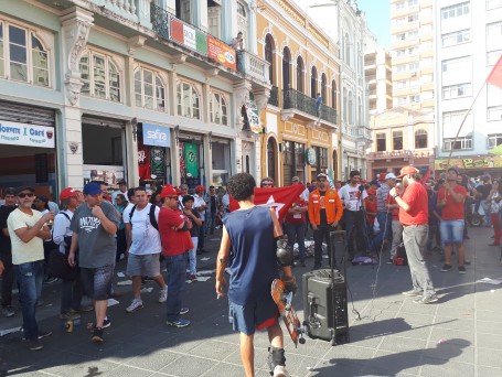 Sindicalistas discursando enquanto esperam Lula
