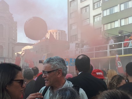 Fumaça encobre trio elétrico de onde Lula discursará em breve
