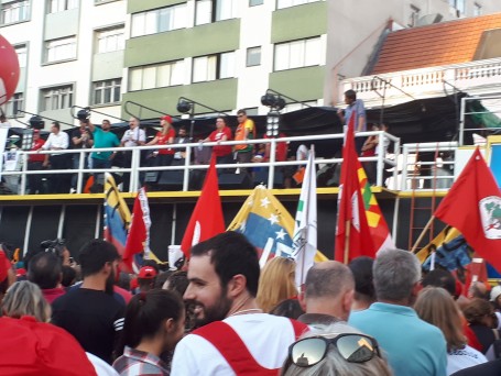 Bandeirão pró-Maduro