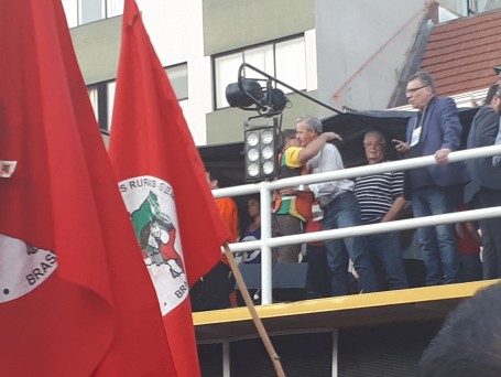 Requião aguarda para discursar